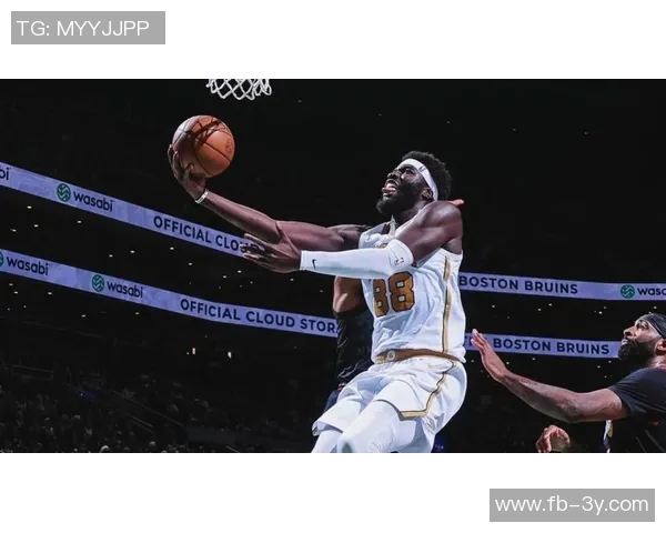 杰伦布朗半场表现抢眼13分7板7助三双预警引发关注